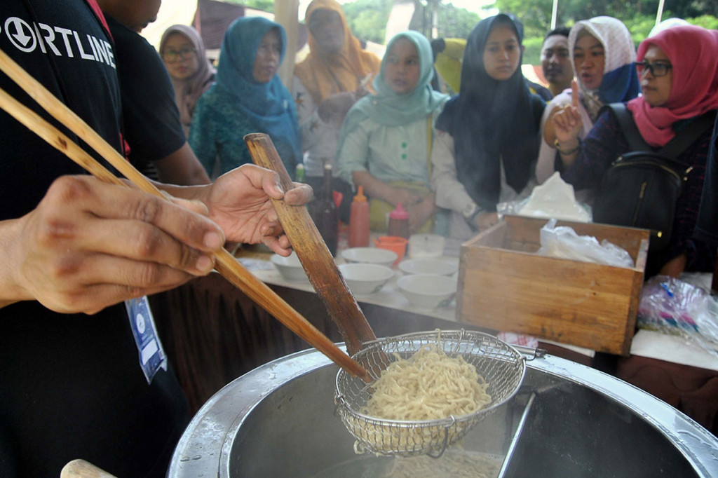 Sejumlah warga menukarkan kupon dengan makanan dan minuman saat Festival Kuliner Legendaris Bogor 2019 di Lapangan IPB Baranangsiang, Kota Bogor, Jawa Barat, Sabtu, 23 November 2019.
