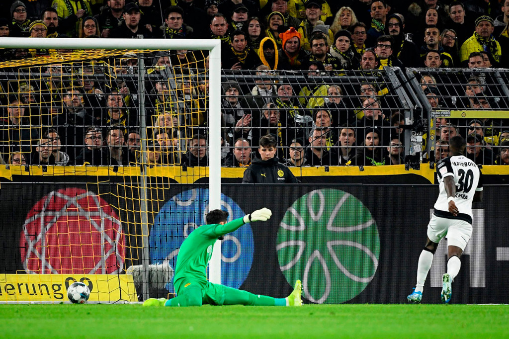 Secara mengejutkan tuan rumah tertinggal terlebih dahulu saat laga memasuki menit ke-5 lewat sontekan striker Paderborn Streli Mamba menyelesaikan umpan Kai Proeger. 