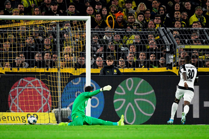 Secara mengejutkan tuan rumah tertinggal terlebih dahulu saat laga memasuki menit ke-5 lewat sontekan striker Paderborn Streli Mamba menyelesaikan umpan Kai Proeger. 