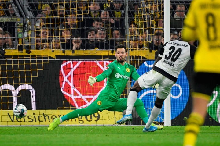 Pada menit ke-37 Mamba kembali mencatatkan namanya di papan skor untuk membawa Paderborn unggul 2-0.
