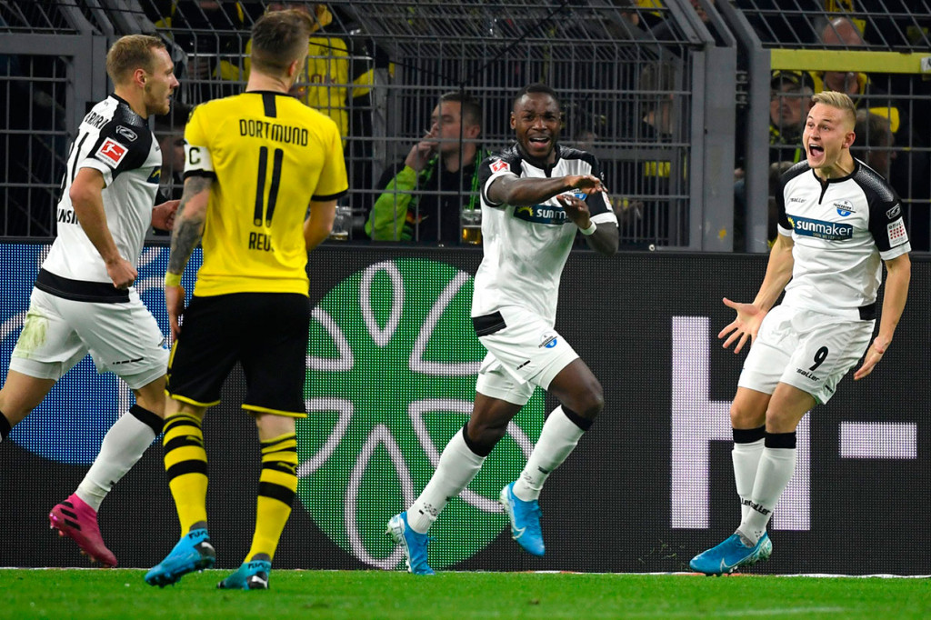 Streli Mamba (tengah) melakukan selebrasi bersama rekan-rekan setimnya.