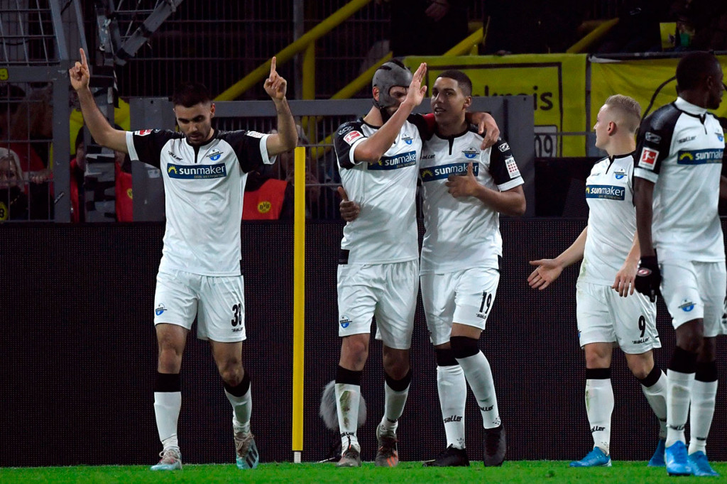 Fokus untuk menyamakan kedudukan, barisan pertahanan Dortmund kembali kecolongan. Dua menit menjelang jeda, lewat serangan balik tim tamu memperbesar keunggulan menjadi 3-0 lewat Gerrit Holtmann.