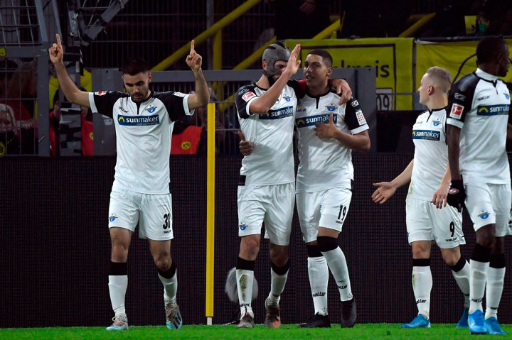 Fokus untuk menyamakan kedudukan, barisan pertahanan Dortmund kembali kecolongan. Dua menit menjelang jeda, lewat serangan balik tim tamu memperbesar keunggulan menjadi 3-0 lewat Gerrit Holtmann.
