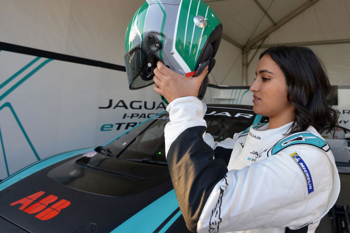 Juffali, 27 tahun akan melakukan debut balapnya hanya beberapa bulan setelah larangan mengemudi bagi perempuan di negaranya selama puluhan tahun dicabut, akan berlaga pada Jumat, 22 November dan Sabtu, 23 November di Jaguar I-PACE eTROPHY, ajang balap mobil listrik di Diriyah, dekat dengan ibu kota Riyadh.