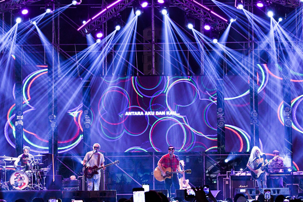 Kelompok musik Naif beraksi dalam acara The 90's Festival di Jakarta.