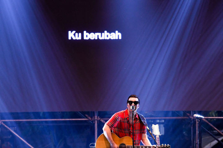 Vokalis kelompok musik Naif, David beraksi dalam acara The 90's Festival di Jakarta.