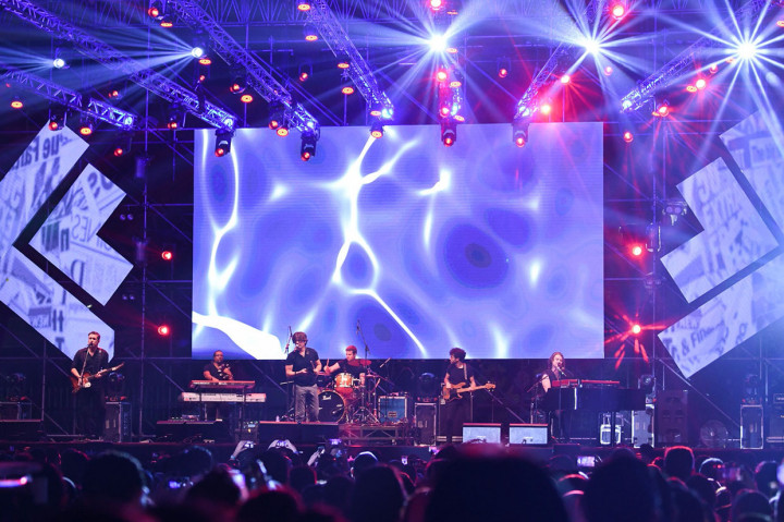 Kelompok musik asal Amerika Serikat, Hanson beraksi pada acara The 90's Festival di Jakarta.