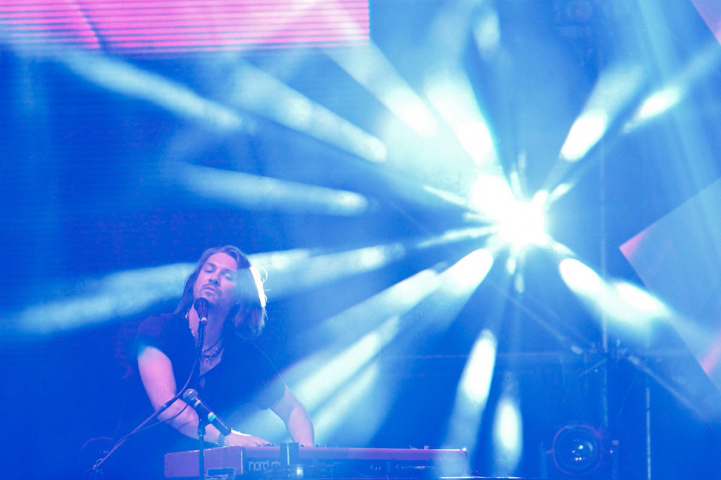 Hanson membawakan hits-nya seperti Waiting For This, Where The Love, And I Waited, This Time Around dan MMMBop.
