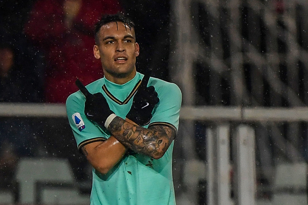 Lautaro Martinez bawa Inter unggul lebih dahulu di menit ke-12 usai menerima umpan Matias Vecino. 