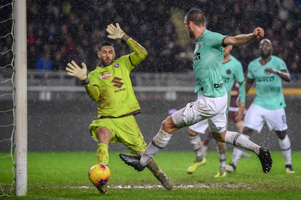 Di menit ke-32 be Stefan de Vrij menambah keunggulan Inter setelah mendapat umpan lambung Cristiano Biraghi. 