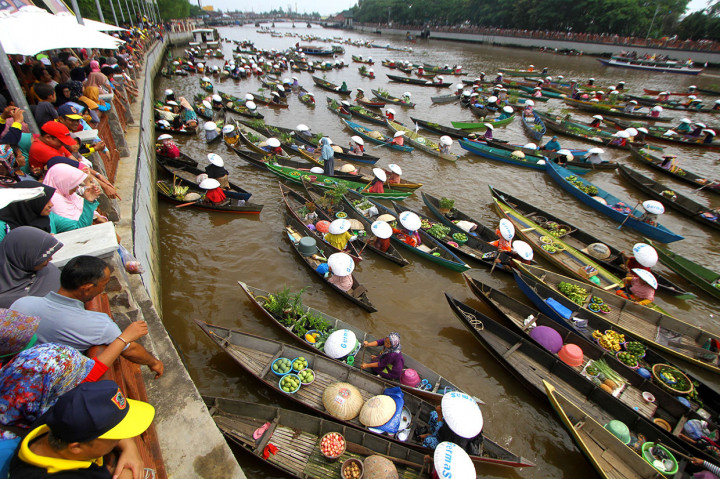 Sebanyak 374 pedagang pasar terapung berhasil memecahkan Rekor Museum Indonesia (MURI) sebagai rekor pembagian sayuran dan buah dari jukung terbanyak. 