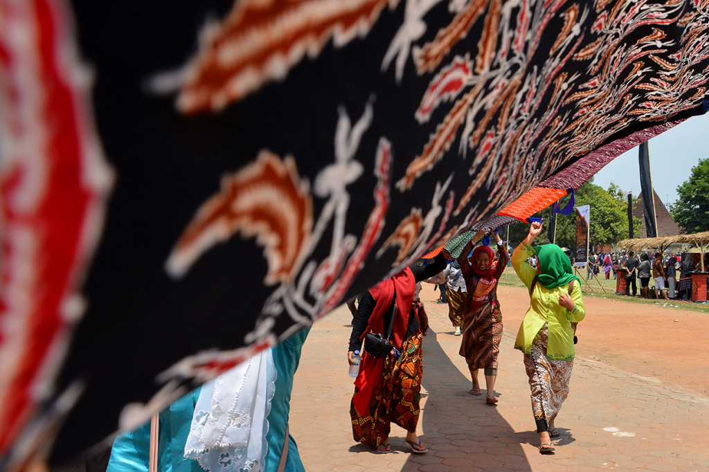 Parade 1.000 meter batik itu merupakan rangkaian event Mojo Spekta 2019 yang digelar selama lima hari.