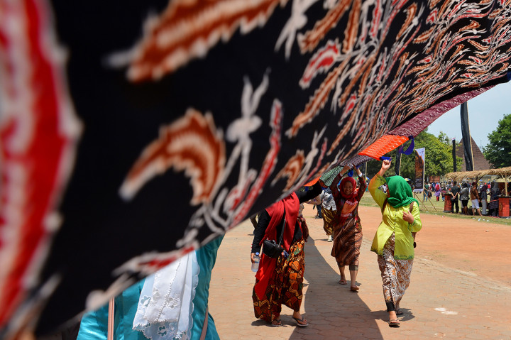 Parade 1.000 meter batik itu merupakan rangkaian event Mojo Spekta 2019 yang digelar selama lima hari.