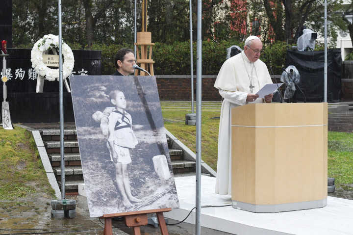 Di foto itu terlihat seorang anak laki-laki menggendong adik bayinya yang tewas akibat bom atom.