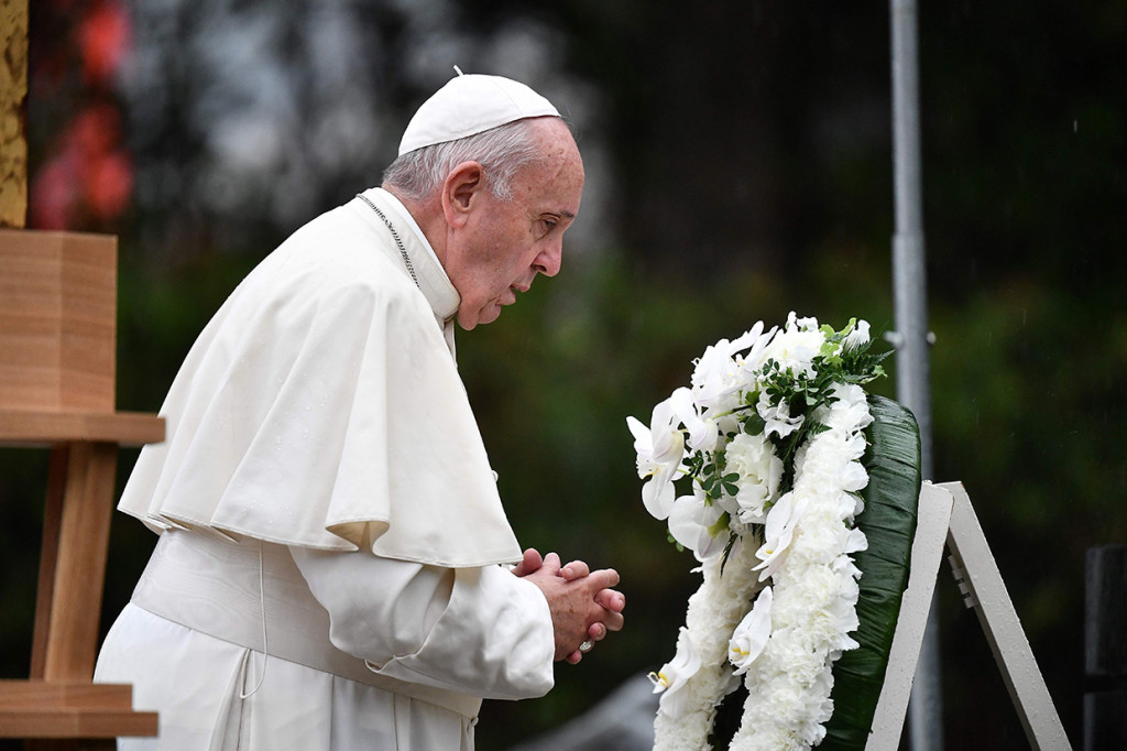 Paus Fransiskus meletakkan karangan bunga berwarna putih dan mengheningkan cipta di tengah guyuran hujan di situs memorial Nagasaki.