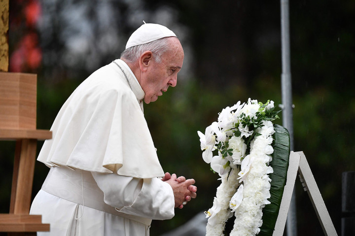 Paus Fransiskus meletakkan karangan bunga berwarna putih dan mengheningkan cipta di tengah guyuran hujan di situs memorial Nagasaki.