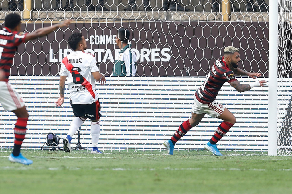 Dua gol Gabriel Barbosa di menit akhir (ke-89 dan 90+2') memastikan Flamengo menjadi juara. AFP Photo/Ernesto Benavides