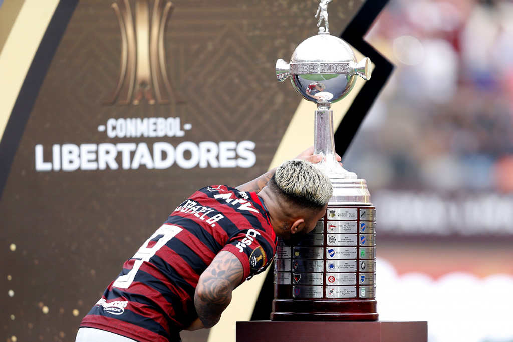 Gabriel Barbosa merayakan kemenangan atas River Plate di Stadion Monumental, Lima, Peru. AFP Photo/Luka Gonzales