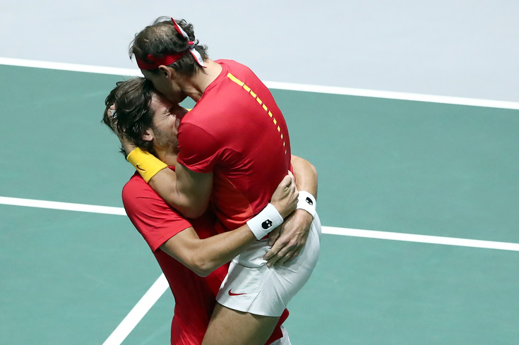 Rafael Nadal mengantarkan Spanyol ke final Piala Davis setelah duetnya bersama Feliciano Lopez di nomor ganda membawa kemenangan 2-1 atas Inggris Raya.