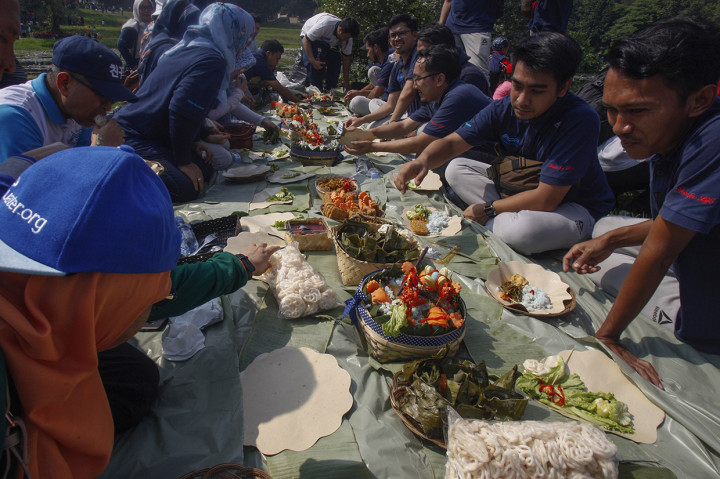 Sejumlah Aparatur Sipil Negara (ASN) makan bersama nasi liwet dalam pemecahan rekor Museum Rekor Dunia Indonesia (MURI) di LIPI Cibinong, Bogor, Jawa Barat.