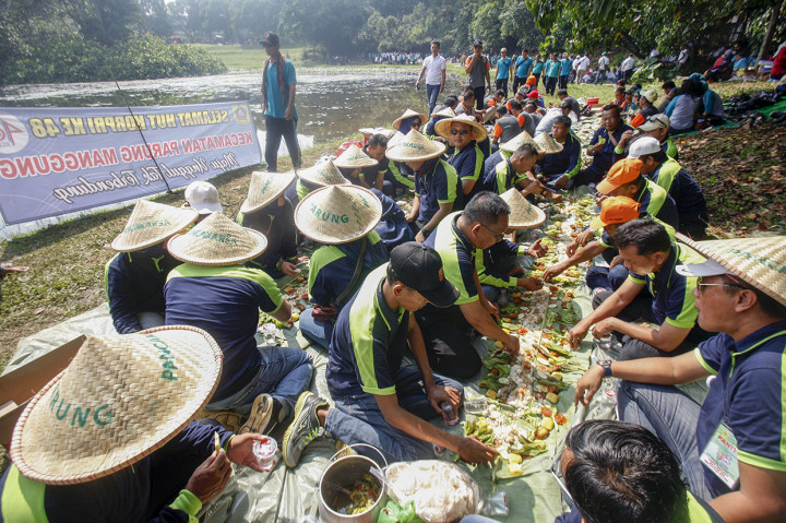 Total ada 362 unit Korpri yang hadir dengan peserta lebih dari 7.000 orang, memecahkan rekor MURI sebagai rekor makan bersama nasi liwet terbanyak serta bagian rangkaian perayaan HUT Korpri ke-48. 
