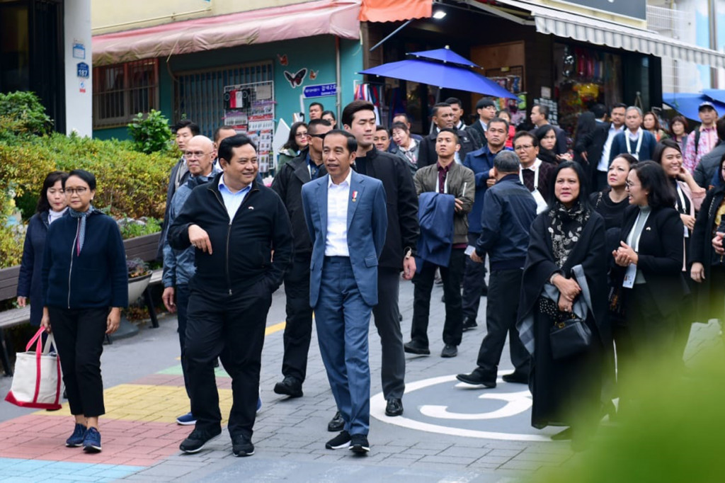 Presiden Joko Widodo bersama Ibu Negara Iriana Joko Widodo tiba di Gamcheon Culture Village di Busan, Korea Selatan.