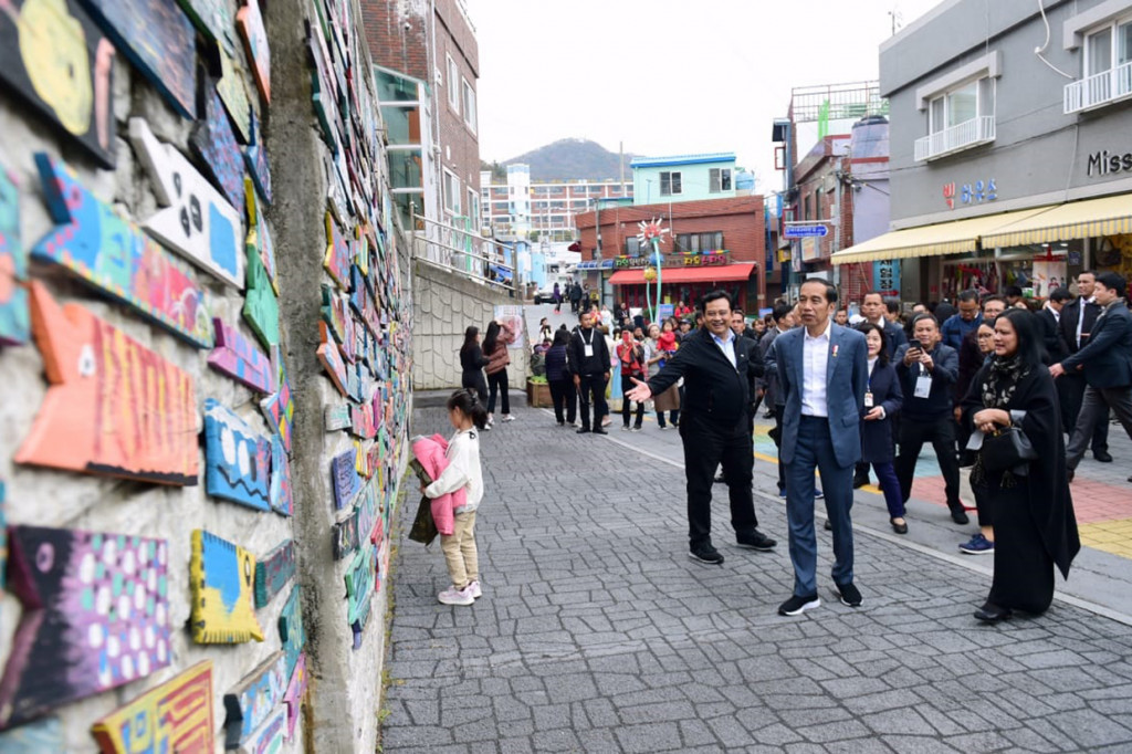 Desa budaya Gamcheon adalah kampung yang sebelumnya kumuh, namun kemudian ditata menjadi salah satu atraksi wisata yang menarik di Kota Busan. Desa ini terletak di lereng gunung yang cukup curam sehingga dikenal dengan sebutan 