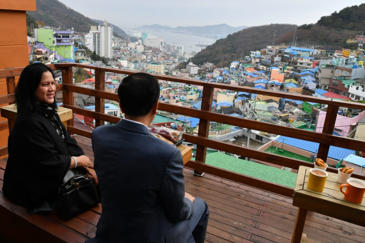 Rumah-rumah disana dicat berwarna-warni, kemudian dindingnya dihiasi lukisan mural. Atap rumah-rumah tersebut pun terlihat bertumpuk jika dilihat dari ketinggian.