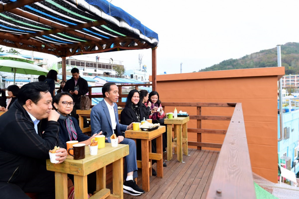 Dalam kunjungannya, Jokowi dan Iriana menyantap makanan khas Korea di sebuah kafe. Jokowi pun mengatakan bahwa harga makanan yang dijual sangat murah.