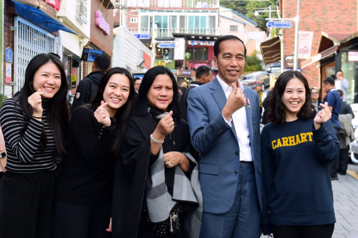 Saat berkunjung, sejumlah warga pun meminta untuk berfoto dengan Jokowi.