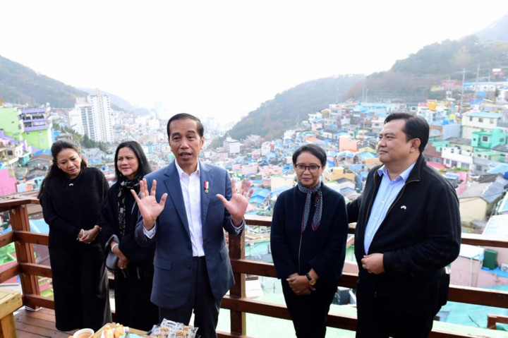 Dalam kunjungannya, Jokowi dan Iriana didampingi Menteri Luar Negeri Retno Marsudi serta Duta Besar RI untuk Korea Selatan Umar Hadi.