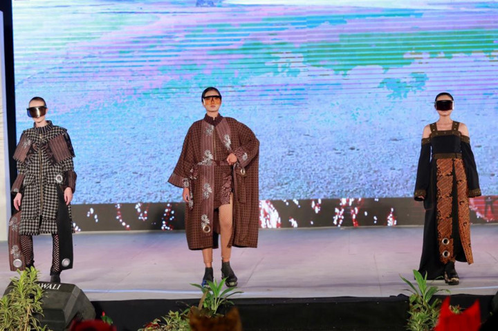 Festival Batik Banyuwangi kembali digelar di Gelanggang Seni Budaya, Taman Blambangan, Banyuwangi, Sabtu, 23 November 2019, malam.