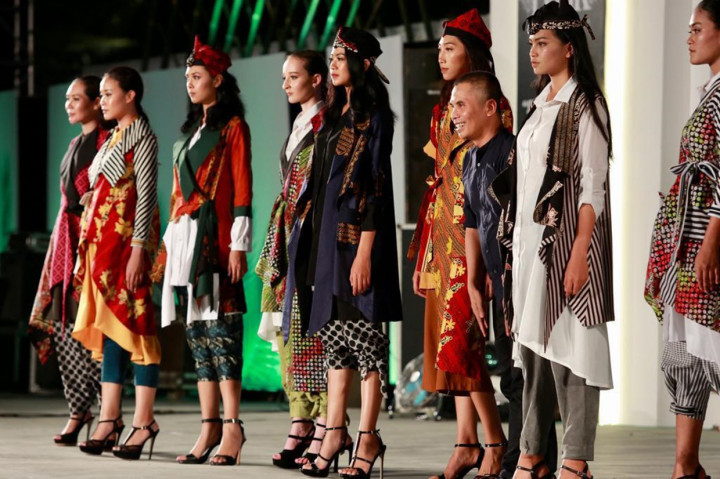 Pada perhelatan tahun ini, Pemkab Banyuwangi menggandeng desainer nasional kenamaan Samuel Wattimena. Samuel membawakan 10 karya desain hasil rancangannya dengan bahan kain batik Blarak Sempal. Dikenal sebagai desainer yang konsisten mengangkat kain nusantara. Samuel pun tidak meninggalkan kekhasannya itu dengan memadukan Batik Blarak Sempal dengan kain nusantara seperti lurik dan tenun.