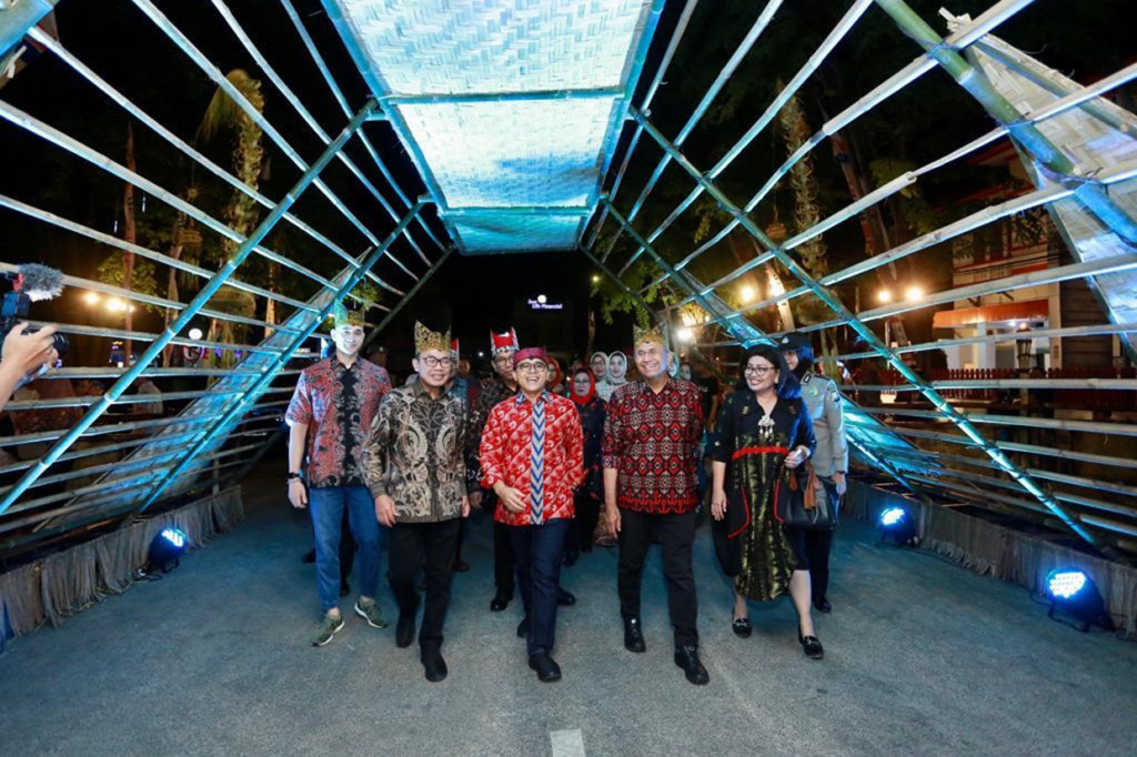 Anas mengatakan, seiring perkembangan ekonomi Banyuwangi beberapa tahun terakhir, dengan lonjakan jumlah orang yang berkunjung ke daerah ini, telah mendorong peningkatan ekonomi perajin batik.