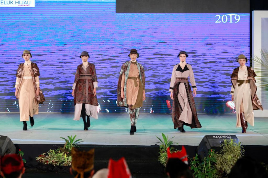 Sementara itu, dalam Festival Batik Banyuwangi 2019, tema yang diangkat adalah motif “Blarak Sempal”. Saban tahun, motif yang diangkat memang berbeda-beda.
