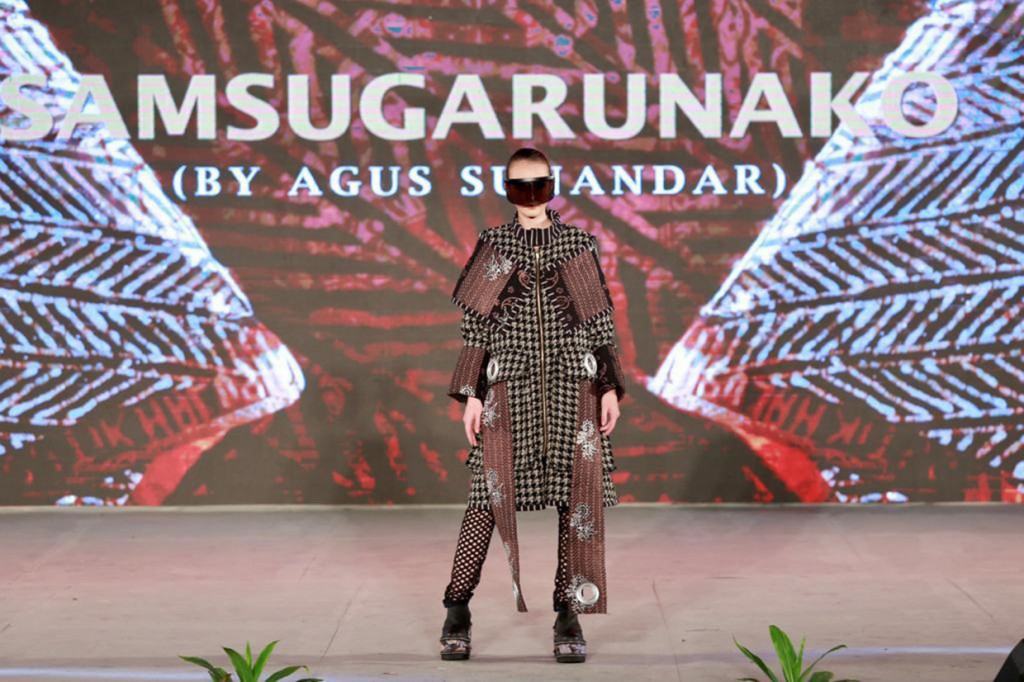 Parade busana ini menghadirkan 120 busana batik dari 12 desainer lokal 15 perajin batik Banyuwangi, serta 8 desainer nasional dan internasional. Para desainer berhasil menyuguhkan karya-karya menarik, mulai casual, street wear, hingga spesial occasion seperti baju seremonial dan baju pesta. 
