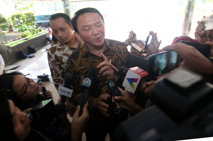 Basuki Tjahaja Purnama atau akrab disapa Ahok menjawab pertanyaan wartawan saat tiba di Kantor Kementerian BUMN, Jakarta. Kehadiran Ahok di Kementerian BUMN untuk menerima surat keputusan (SK) menjadi Komisaris Utama PT Pertamina (Persero). Antara Foto/Hiro