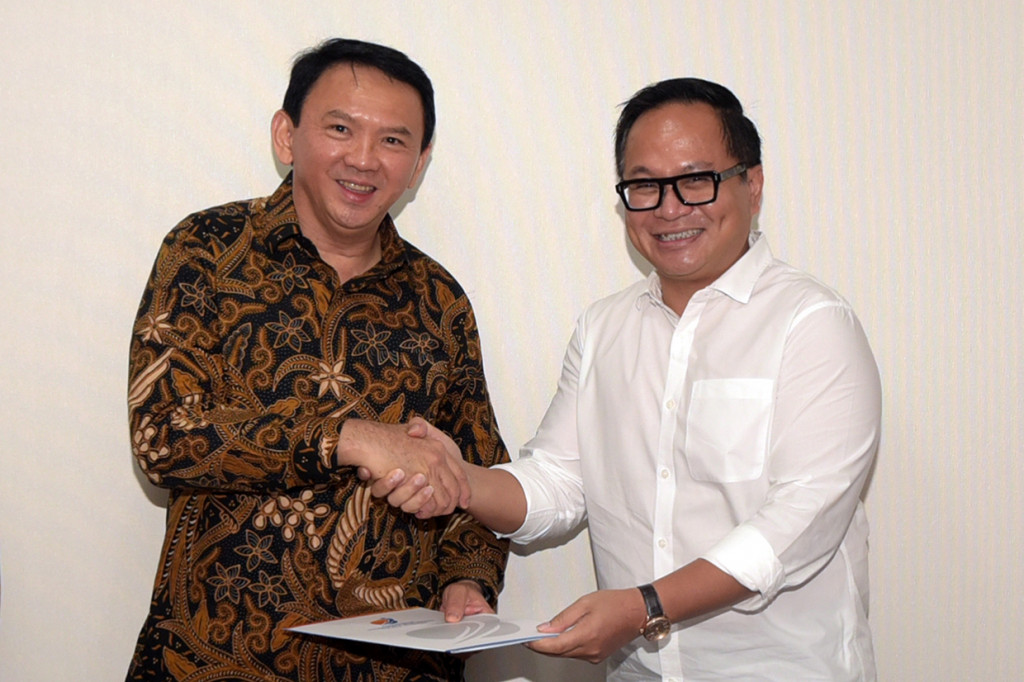 Basuki Tjahaja Purnama atau akrab disapa Ahok berjabat tangan dengan Wakil Menteri BUMN Kartiko Wiryoatmojo saat acara penyerahan surat keputusan (SK) di Kantor Kementerian BUMN, Jakarta. Antara Foto/Trisno Ardi