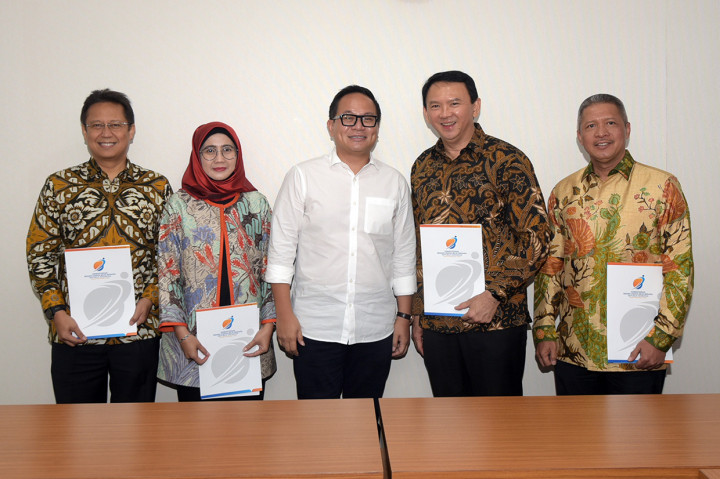 Wakil Menteri BUMN Kartiko Wiryoatmojo (tengah) berfoto dengan jajaran komisaris baru PT Pertamina (Persero) Basuki Tjahaja Purnama (kedua kanan), Komjen (Pol) Condro Kirono (paling kanan), dan Budi G Sadikin (paling kiri), serta Direktur Keuangan Pertamina yang baru Emma Sri Martini (kedua kiri) usai acara penyerahan surat keputusan (SK) di Kantor Kementerian BUMN, Jakarta. Antara Foto/Trisno Ardi