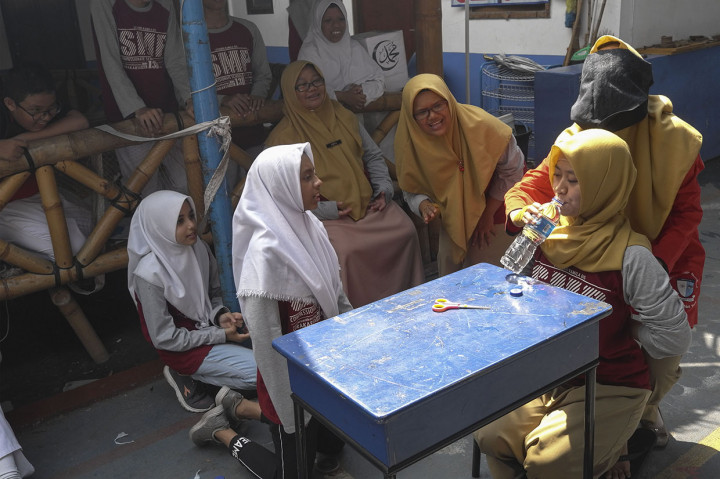Guru SMP Lazuardi Kamila Solo mengikuti lomba ketangkasan beregu di halaman sekolah setempat, Solo, Jawa Tengah. Antara Foto/Maulana Surya