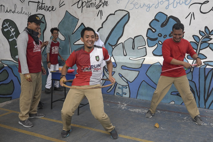 Perlombaan tersebut digelar untuk memperingati Hari Guru Nasional. Antara Foto/Maulana Surya