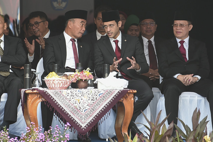 Menteri Pendidikan dan Kebudayaan Nadiem Makarim (kedua kanan) berbincang dengan Menko PMK Muhadjir Effendy (kedua kiri) saat menghadiri upacara peringatan Hari Guru Nasional 2019 di halaman Kementrian Pendidikan dan Kebudayaan, Senayan, Jakarta. Antara Foto/Nova Wahyudi