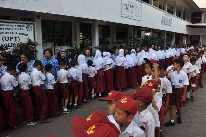 Sejumlah siswa menyalami guru mereka seusai mengikuti upacara di Sekolah Dasar Negeri 060813 Medan, Sumatera Utara. Antara Foto/Septianda Perdana