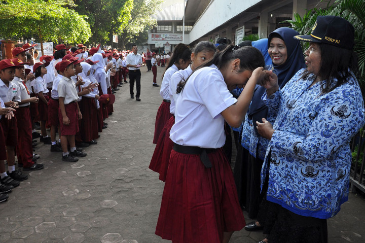 Menyalami guru oleh para siswa tersebut dalam rangka memperingati Hari Guru yang serentak dilaksanakan di seluruh Indonesia. Antara Foto/Septianda Perdana