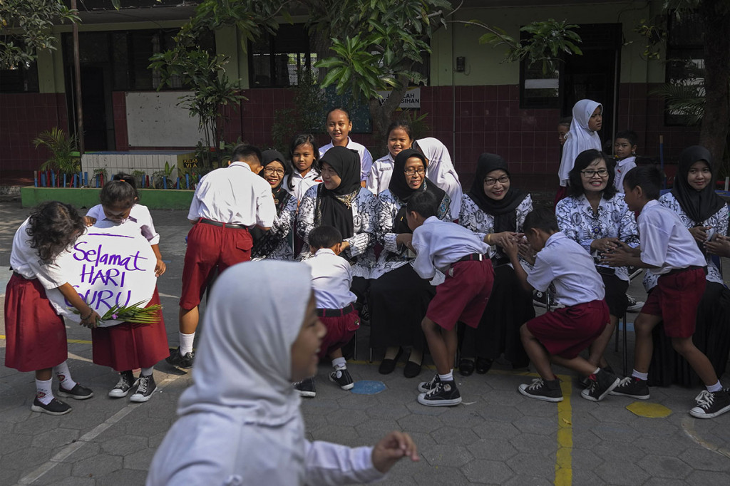 Siswa SD Negeri Joglo Solo mengikuti acara sungkem kepada guru untuk memperingati Hari Guru Nasional di halaman sekolah setempat, Solo, Jawa Tengah. Antara Foto/Maulana Surya