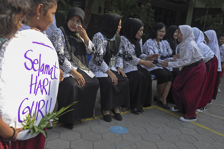Aksi simpatik tersebut sebagai bentuk apresiasi peran guru dalam mendidik siswa di sekolah. Antara Foto/Maulana Surya