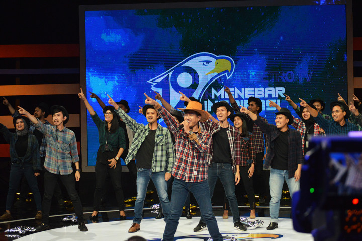 Karyawan memeriahkan acara puncak HUT ke-19 Metro TV di Grand Studio Metro TV Jakarta.