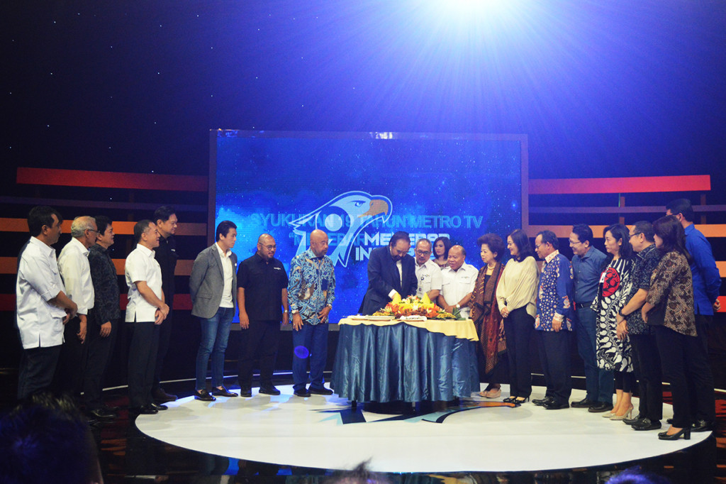 Prosesi pemotongan tumpeng dalam acara HUT ke-19 Metro TV.