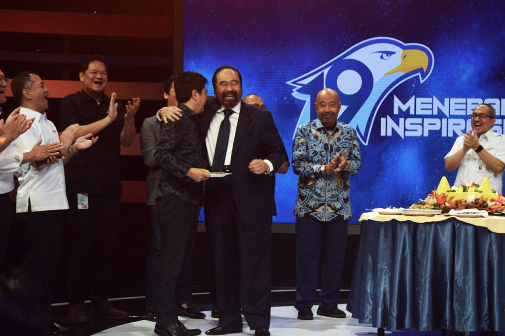 Chairman Media Group, Surya Paloh memberikan potongan tumpeng pertama kepada Ketua HUT Metro TV 2019.