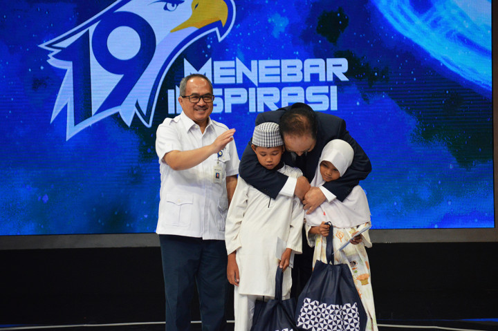 Dalam HUT ke-19 ini, Metro TV juga memberikan donasi untuk anak-anak yatim piatu. Donasi diberikan langsung oleh Chairman Media Group Surya Paloh didampingi Presiden Direktur Metro TV Suryopratomo.
